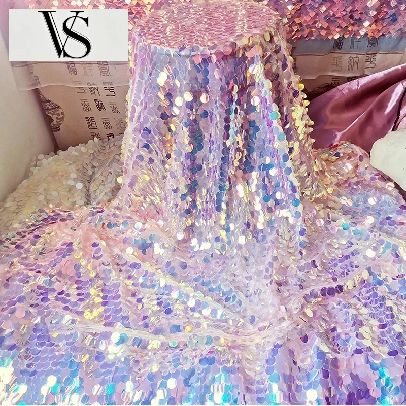 Home Textiles Today News - Nappe Scintillante Effet Laser Iridescent pour